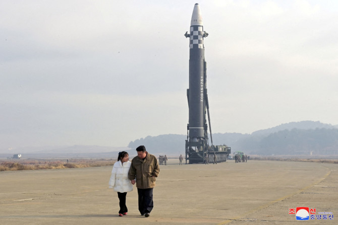El líder norcoreano Kim Jong Un, junto con su hija, se aleja de un misil balístico intercontinental en esta foto sin fecha publicada por KCNA.