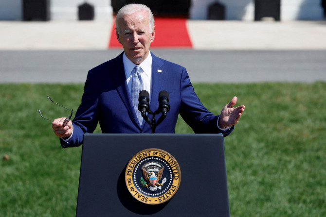 El presidente de los Estados Unidos, Biden, firma la Ley CHIPS y Ciencia de 2022, en Washington
