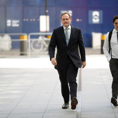 Tom Tugendhat, candidato a la dirección del Partido Conservador camina en la BBC en Londres