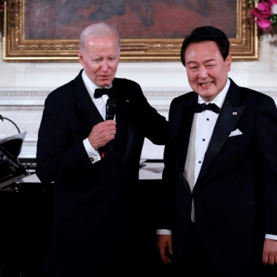 El presidente de los Estados Unidos, Joe Biden (izquierda), organizó una cena de estado en honor del presidente de Corea del Sur, Yoon Suk Yeol (derecha), en la Casa Blanca.