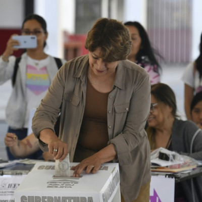 Delfina Gómez, la candidata del gobernante partido Morena de México, vota en las afueras de la capital, Ciudad de México.