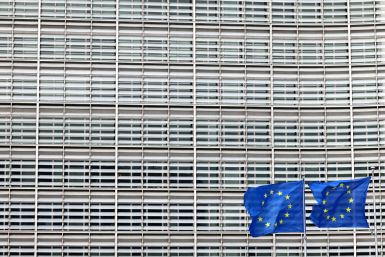 Las banderas europeas ondean frente a la sede de la Comisión Europea en Bruselas,