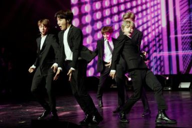 Las sensaciones del K-pop BTS pueden seguir presentándose y preparándose para conciertos internacionales incluso mientras realizan su servicio militar obligatorio en Corea del Sur.