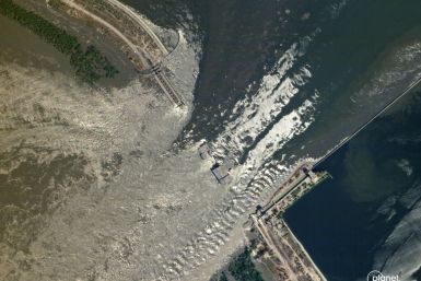 Una imagen de satélite muestra la presa Nova Kakhovka dañada en la región de Kherson