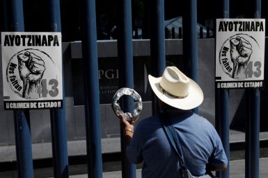 Un familiar de uno de los 43 estudiantes desaparecidos del Colegio Raúl Isidro Burgos de Ayotzinapa participa en una protesta, en la Ciudad de México.
