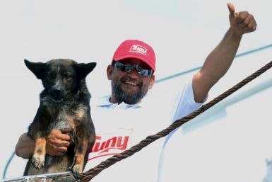 Perro Bella fue recogido junto con el marinero australiano Timothy Shaddock después de una terrible experiencia de dos meses en el mar