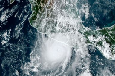 Una imagen de la Administración Nacional Oceánica y Atmosférica de EE.UU. muestra el huracán Otis acercándose a la costa del Pacífico sur de México.
