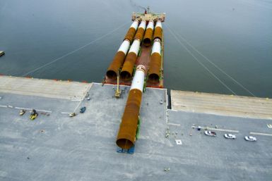 Los cimientos de monopilotes de acero para el proyecto comercial Coastal Virginia Offshore Wind se descargan en la terminal marítima de Portsmouth en Portsmouth, Virginia.