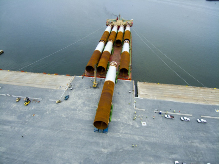 Los cimientos de monopilotes de acero para el proyecto comercial Coastal Virginia Offshore Wind se descargan en la terminal marítima de Portsmouth en Portsmouth, Virginia.