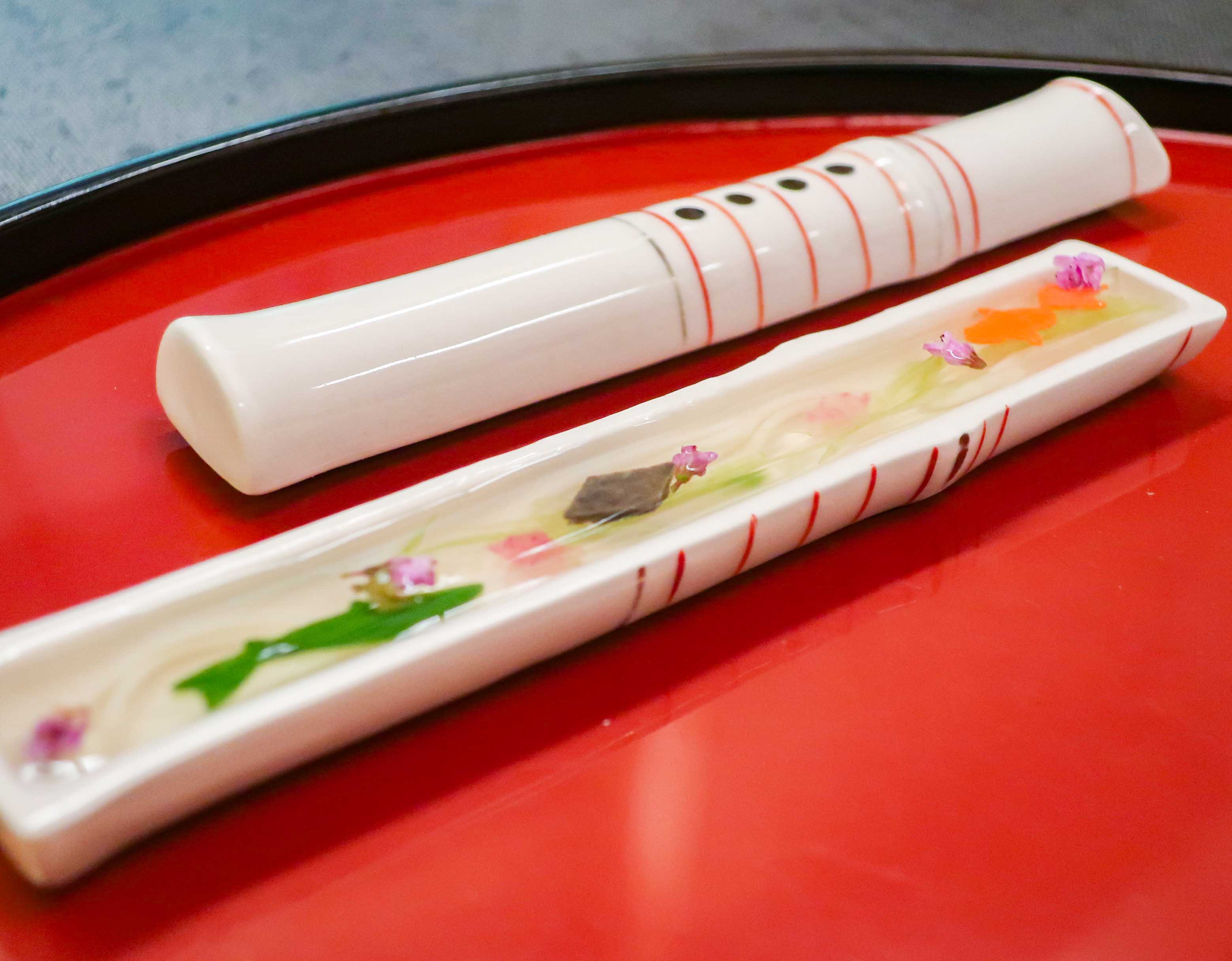 Open the lid to this bamboo flute-shaped dish, and Japanese sweetfish and carp swim in a beautiful, clear stream. ⒸMichelin