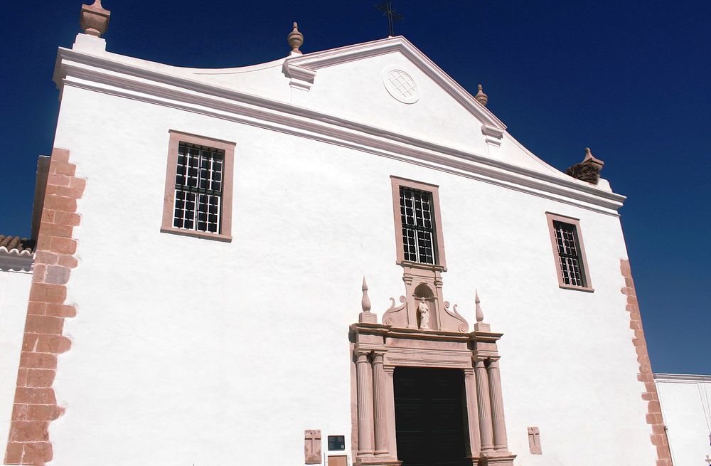 Saint Peter Church, or Igreja de São Pedro, a baroque church of southern Portugal in Faro, Algarve © Shutterstock