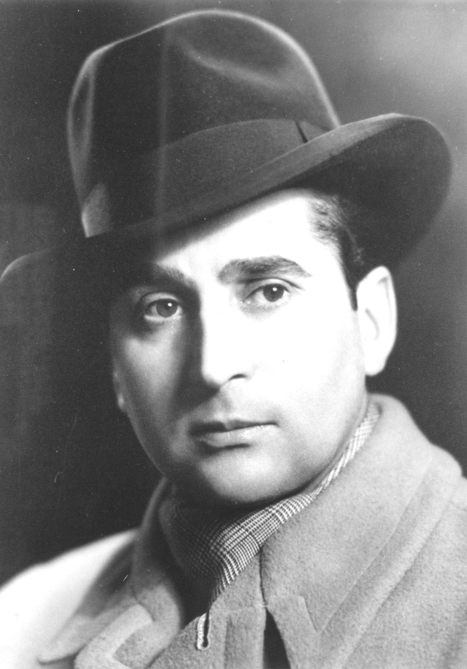 Historisches Portraitfoto von Vinzenz Rose in schwarz-weiß. Er grägt einen eleganten Hut, Schal und einen Mantel.