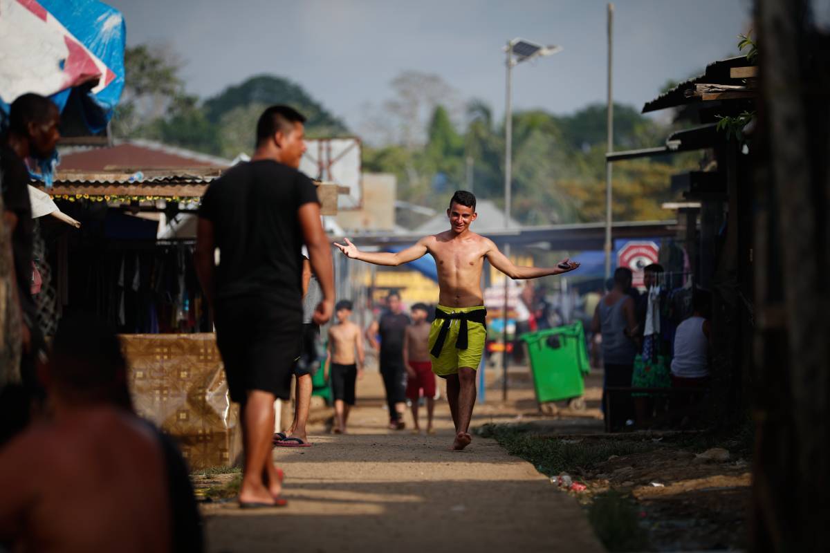 Un migrante esperando para ser registrado por migracin despus de caminar por la selva del Darin