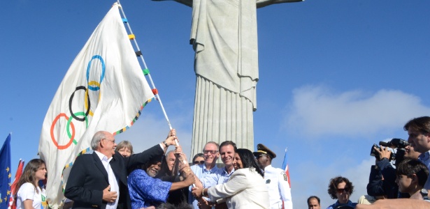 Prefeito Paes e autoridades levam bandeira olímpica até o Cristo Redentor