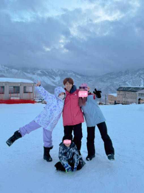 辻希美、長女らと仲良くパシャリ！新潟へ家族旅行「スキー場にて 6時間ぶっ通しで遊びました」