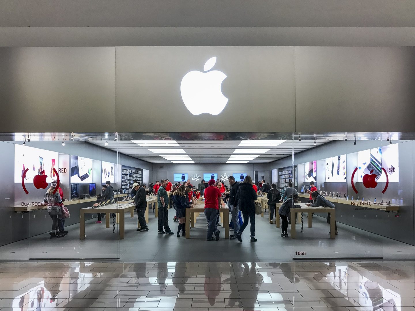 crowded Apple Store