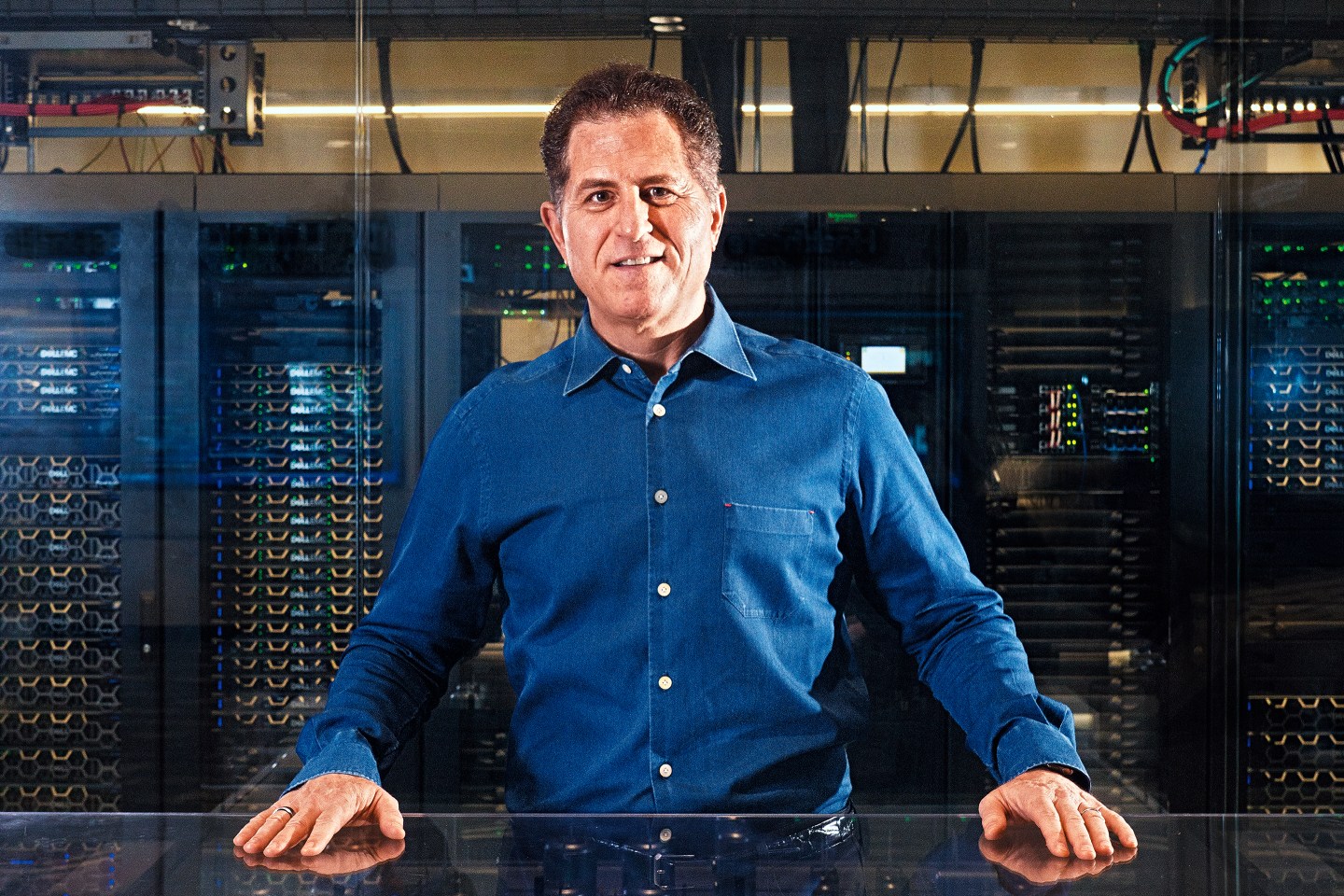 Michael Dell poses behind a model of a candy-manufacturing facility — one<br />
theoretically powered by Dell Technologies cameras, sensors, and servers.