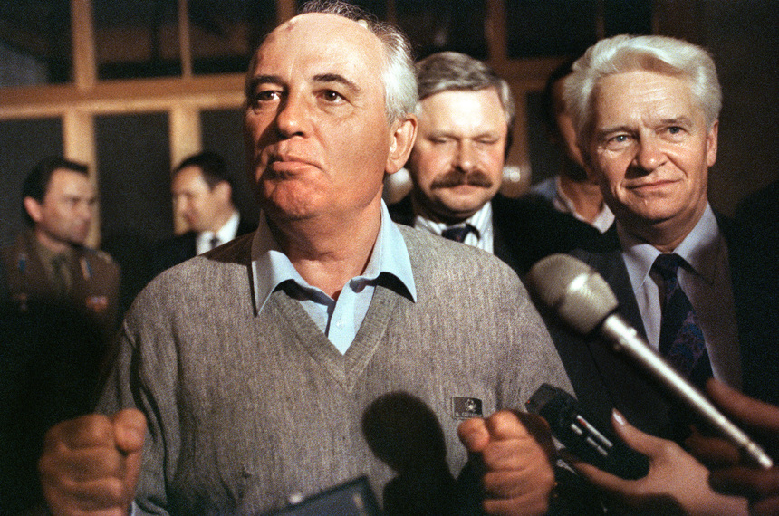 Soviet President Mikhail Gorbatchev makes his first appearance since the military coup Monday, speaking to reporters at his country house on August 21, 1991 shortly before his return to Moscow after the coup failed. Behind Gorbatchev stands Russian vice-president Alexander Rutskoi (2nd R).  AFP PHOTO STEPHANE BENTURA
Photo prise le 21 ao?t 1991 du dirigeant sovi?tique Mikhail Gorbatchev lors de sa premi?re apparition publique depuis le coup d'Etat.        (Photo credit should read STEPHANE BENTURA/AFP/Getty Images)