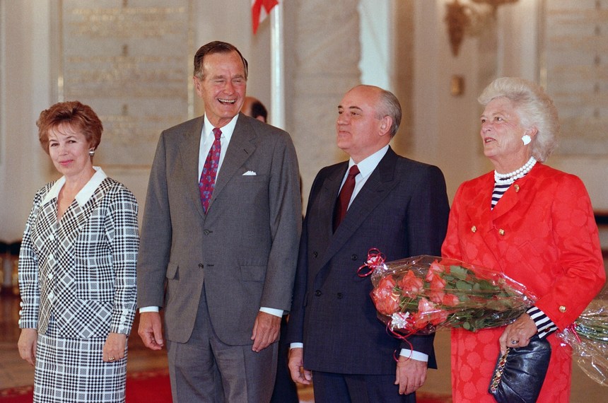 US President George Bush (2nd-L), his Soviet counterpart Mikhail Gorbachev (2nd-R), US First Lady Barbara Bush (R) and Raisa Gorbachev (L) laugh 30 July 1991 in Moscow in Kremlin St Katherine's Hal at the beginning of the two-day US-Soviet Summit dedicated to the disarmament. Nine years of talks were successfully concluded 31 July when two heads of state signed START, the Strategic Arms Reduction Treaty which will cut the superpowers's nuclear arsenals by up to a third. The Soviet leader called the treaty "a moral achievement" which replaced "militarised thinking" with "normal human thinking".        (Photo credit should read JONATHAN UTZ/AFP/Getty Images)