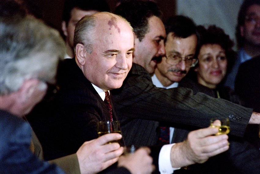 (FILES) A picture taken on December 26, 1991 shows former President Mikhail Gorbachev (C) holding a glass at a going away party for him held at Moscow's Oktabraskya Hotel. Gorbachev has announced his resignation as President of Soviet Union the day before, thus ending nearly seven years of power and signalled the end of the Soviet Union which had begun in 1917 with the October Revolution. Gorbachev warned that the dissolution of the country might lead to inter-ethnic conflicts and perhaps even all-out war. AFP PHOTO / VITALY ARMAND        (Photo credit should read VITALY ARMAND/AFP/Getty Images)