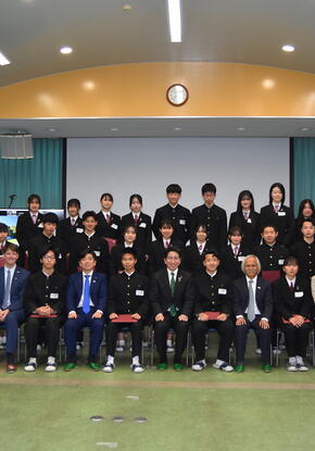 2023–24 Stanford e-Kagoshima City students with Mayor Shimozuru (seated in center with green tie) and instructor Amy Cheng (far right on screen)