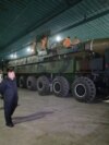 Ким Чен Ын осматривает пусковую установку ракеты семейства Hwasong, иллюстративное фото