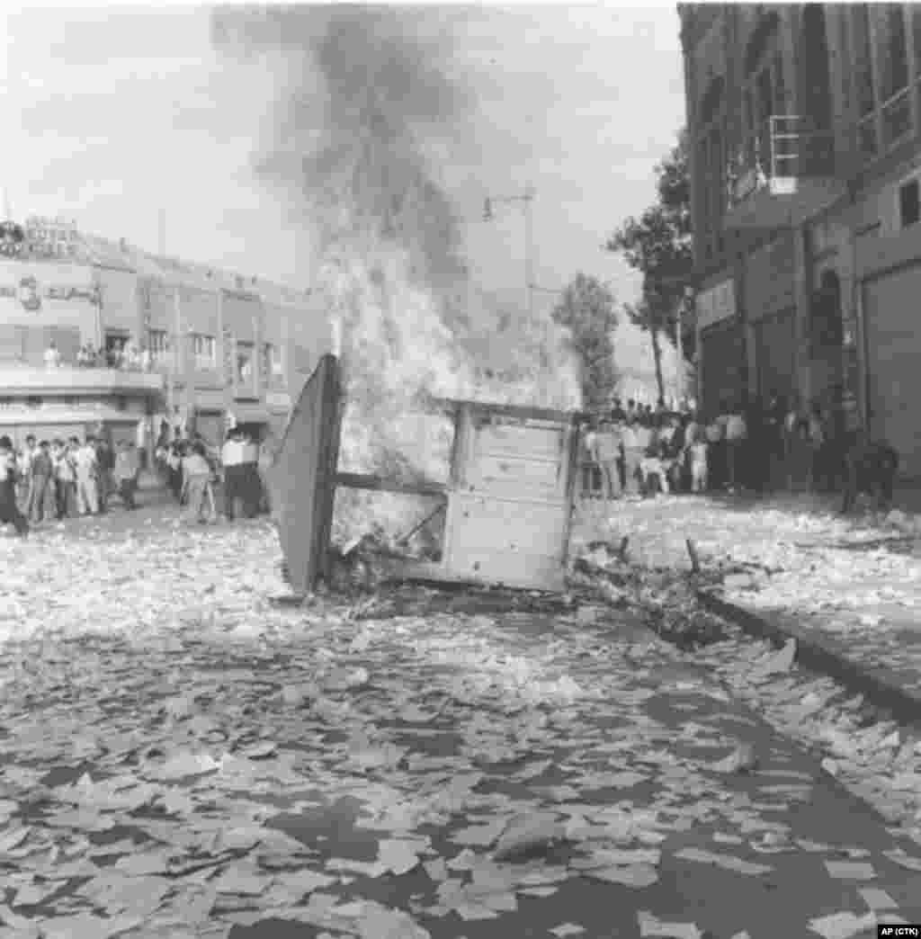 A communist newspaper kiosk is burned by pro-shah demonstrators in Tehran on August 19, 1953.