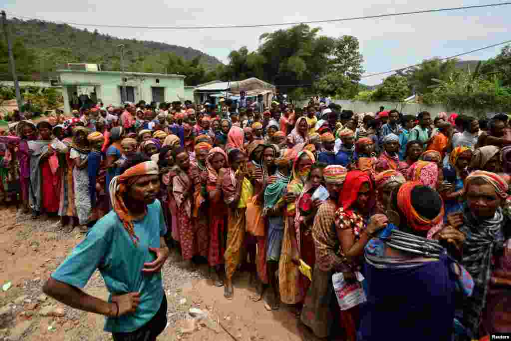 People from the Bonda tribe stand in lines as they wait to vote the fourth phase of India&#39;s general election, in Malkangiri district in the eastern state of Odisha, India.