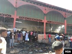People inspect fire damage at the Iron Market in Port-au-Prince, Haiti, Feb. 13, 2018. (F. Lisené/VOA Creole)