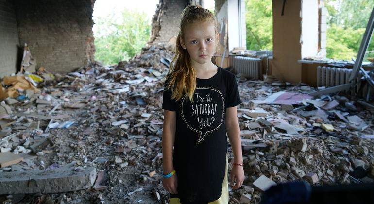 آٹھ سال آنیہ یوکرین کے شہر بوزوا میں اپنے تباہ حال سکول کے ملبے پر کھڑی ہیں۔