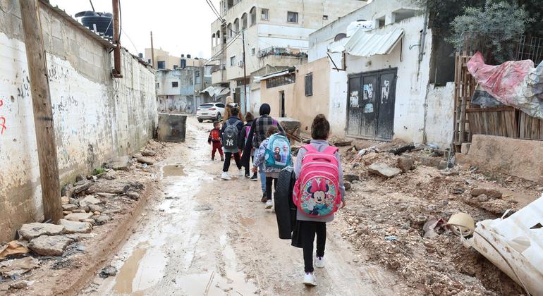 فلسطینی بچے مغربی کنارے کے علاقے جنین میں بمباری سے جزوی طور پر تباہ ہونے والے ایک محلے سے گزر رہے ہیں۔