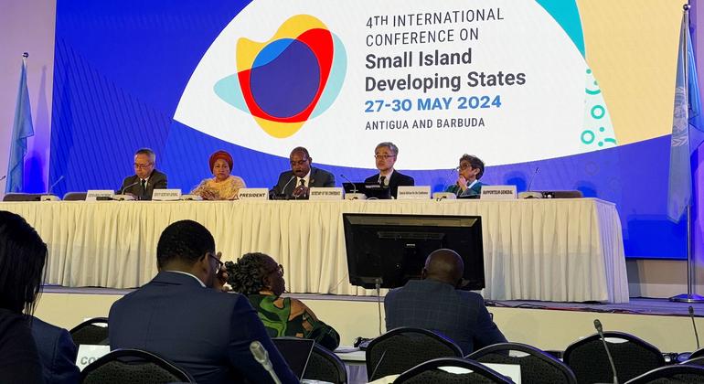 غرب الہند کے ملک اینٹیگوا اینڈ باربوڈا میں چھوٹے جزائر پر مشتمل ترقی پذیر ممالک (ایس آئی ڈی ایس) کی چوتھی کانفرنس کے اختتامی اجلاس میں اقوام متحدہ کی نائب سربراہ امینہ محمد (بائیں سے دوسرے نمبر پر) بھی شریک ہیں۔