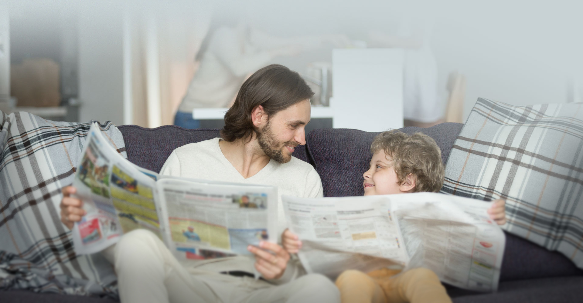 Padre e hijo compartiendo periódicos