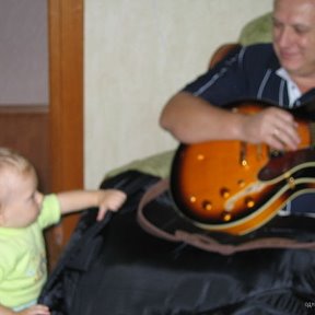 Фотография "Я с гитарой и внук. Мы оба Сани Гнипы (сентябрь 2007г.)."