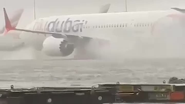 Аэропорт в Дубае затопило