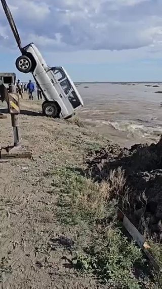 Крановщик помогает спасать УАЗ