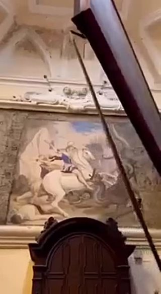 Недавно обнаруженное ранее скрытое изображение Святого Георгия, убивающего дракона.