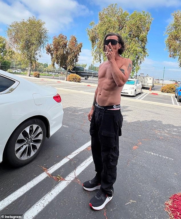 Bush rocker Gavin Rossdale sent his fans into a frenzy after showing off his rippling abs in his latest Instagram post on Tuesday afternoon