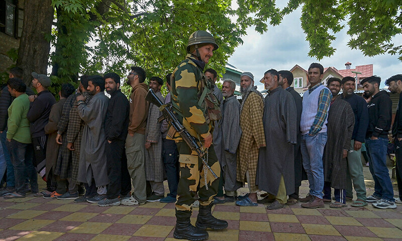 Voters queue up to cast their ballots at a polling station during the fourth phase of voting in India’s general election, in Pulwama on May 13. — AFP