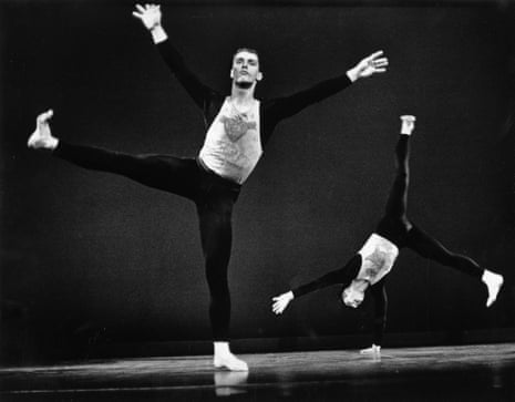 Steve Paxton (left) and Merce Cunningham performing Antic Meet in 1963.