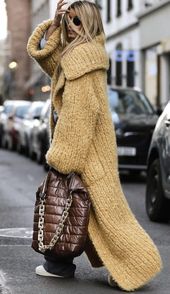 Street Style / Women and their handbags