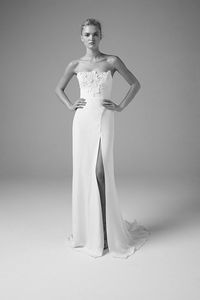 hollywood glamour || sleek and sophisticated bride || strapless wedding dress || lace bodice || wedding dress with slit