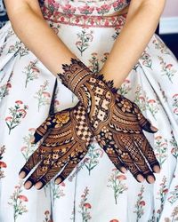 15+ Best Back Of The Hand Bridal Mehendi Designs For Your Wedding!  #mehendi #mehendidesigns #bridalmehendi #henna #hennadesigns #hennaart