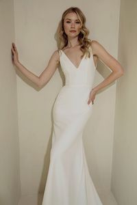 fitted wedding gown || wide v neckline wedding gown || modern bride || minimal bride || scout bridal
