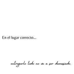 a black and white photo with the words en el lugar correcto in spanish