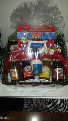 DIY - Ice Cream Lover Gift Basket. (this was made for a charity). Includes: box of ice cream cones, set of 4 plastic bowls and spoons, ice cream scoop, magic shell, maraschino cherries, sprinkle caddy, 4 Smuckers toppings, and a $10 gift card to get their favorite kind of ice cream! Choose your own flavors and quantities! Ale, Teacher Appreciation, Ice Cream Lover Gift, Diy Ice Cream, Hamper Ideas