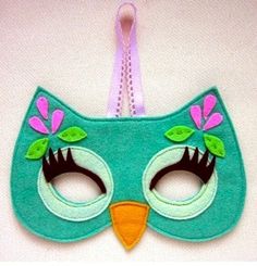 máscara de fieltro para disfrazarse de búho, es monísima y fácil de hacer  #disfraces #niños Felt Crafts, Halloween, Animal Masks, Felt Toys, Felt Ornaments, Felt Owls, Feltro, Felt Mask