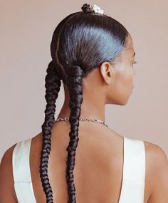 Sculptural braids represent a captivating and new way of doing dramatic hairdos. This trend transcends mere aesthetics, transforming braiding into a d... Cute Hairstyles, Thick Hair Styles