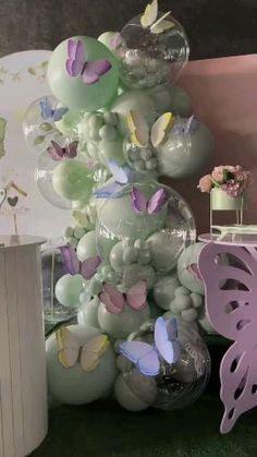 there are balloons and other decorations on the shelf in this room, including a butterfly tree