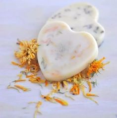 I will teach you how to make lotion bars without beeswax. It’s vegan and is also great for stretch marks. This DIY lotion bar recipe melts on your skin and moisturises it as the same time... Solid Lotion Bars, Solid Lotion, Lotion Bars Diy, Dry Winter Skin